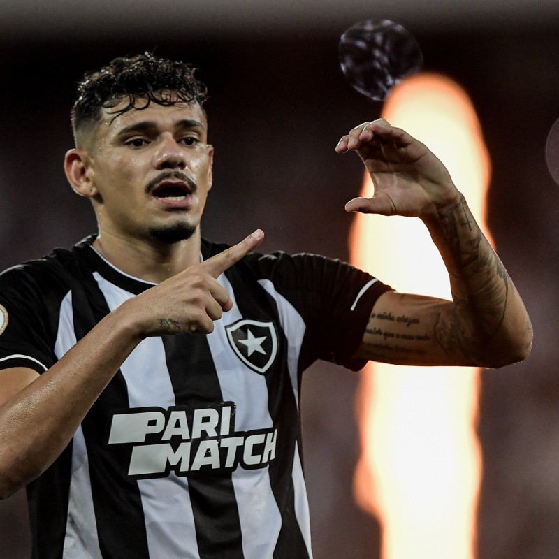 Torcida do Botafogo 'pira' com atuação de Tiquinho Soares em vitória