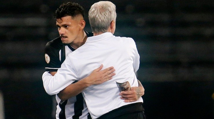 Foto: Vitor Silva/Botafogo - Tiquinho abraça Luís Castro após um dos gols de vitória sobre o Corinthians