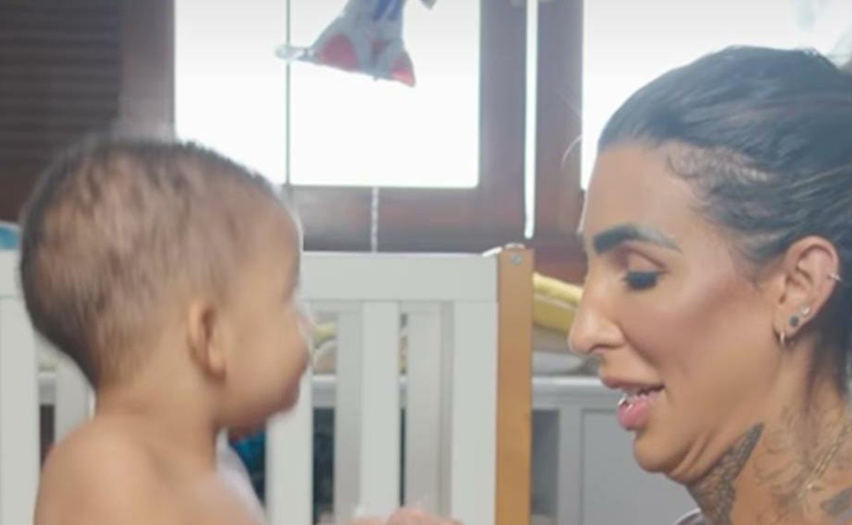 Tras participar en publicidad del Día de la Madre, la cantante Pepita es objeto de ataques antitransgénero en la web