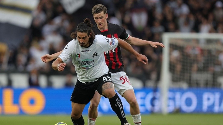 Acción de juego entre Spezia y Milan.