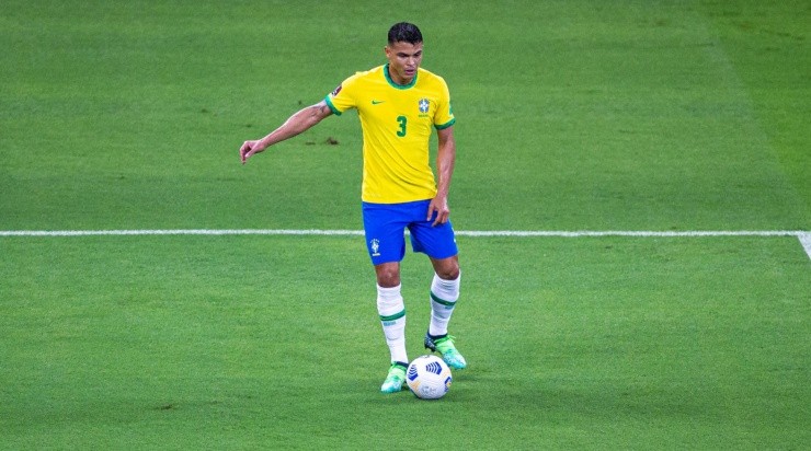 Foto: Alessandra Torres/AGIF - Thiago em ação pela Seleção Brasileira.