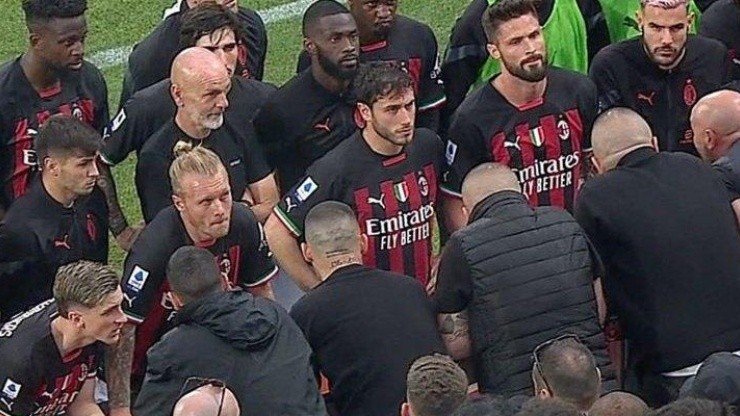 Jugadores con los ultras de Milan.