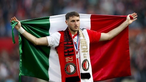 ROTTERDAM - Santiago Gimenez of Feyenoord with the Mexican flag during the Dutch premier league match between Feyenoord