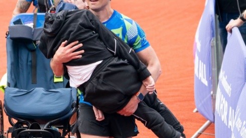 Terminó el maratón en Leeds llevando a su amigo con ELA en sus brazos