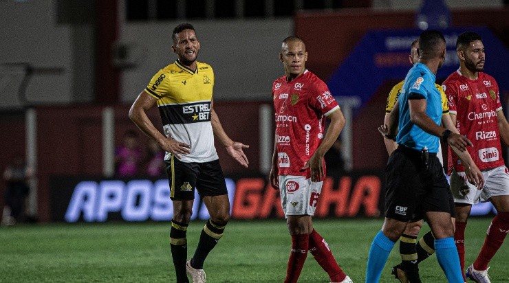 Foto: Isabela Azine/AGIF - Rodrigo durante empate com o Vila Nova.