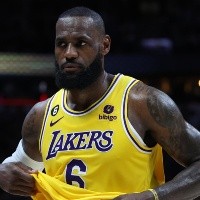 ¿Cuál es el salario de LeBron James y cuántos años le quedan de contrato en Los Angeles Lakers?