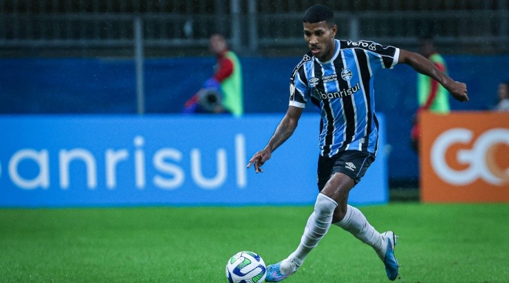 Foto: Maxi Franzoi/AGIF - Thomas Luciano: lateral pode voltar a ter chance no Grêmio