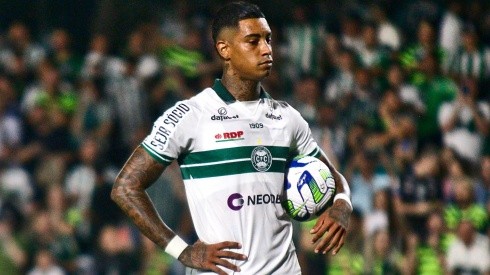 Foto: Gabriel Machado/AGIF - Alel Manga: jogador foi reintegrado ao Coritiba