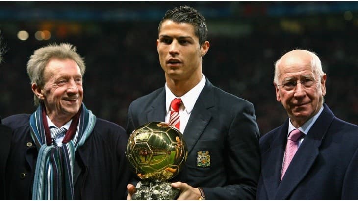 Cristiano Ronaldo con su primer Balón de Oro