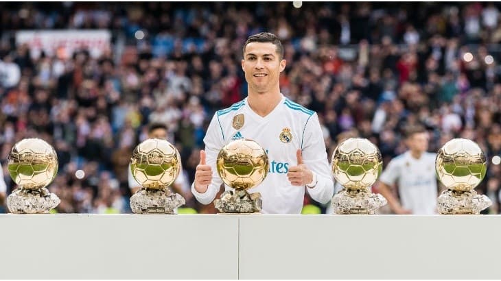 Cristiano Ronaldo con sus cinco Balones de Oro