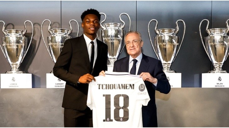 Tchouaméni y su firma de contrato con Real Madrid.
