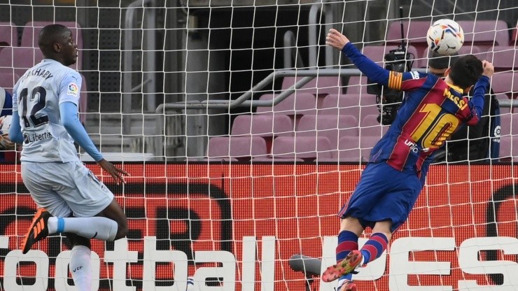 Así fue el gol 643 de Messi: erró un penal y metió un gol de cabeza