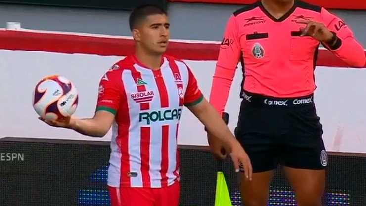 Jairo González salió a la cancha sin el escudo del Necaxa en la camiseta.
