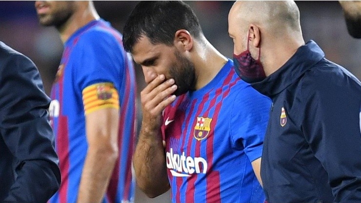 Sergio Agüero, retirándose del campo de juego tras sufrir un dolor en el pecho en pleno partido.