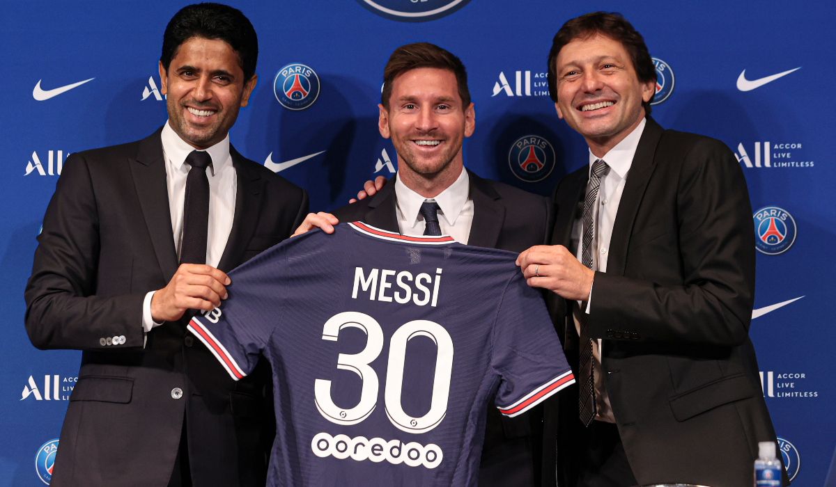 Lionel Messi en su presentación en PSG junto a Nasser Al-Khelaifi y Leonardo.