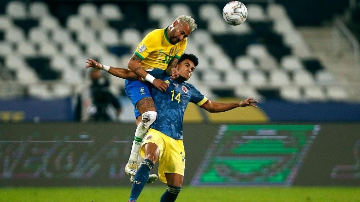 Acción de juego entre Brasil y Colombia.