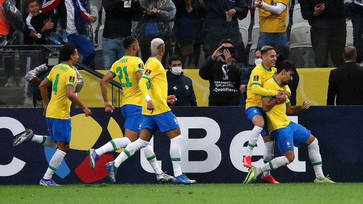 Festejo de gol de Brasil.