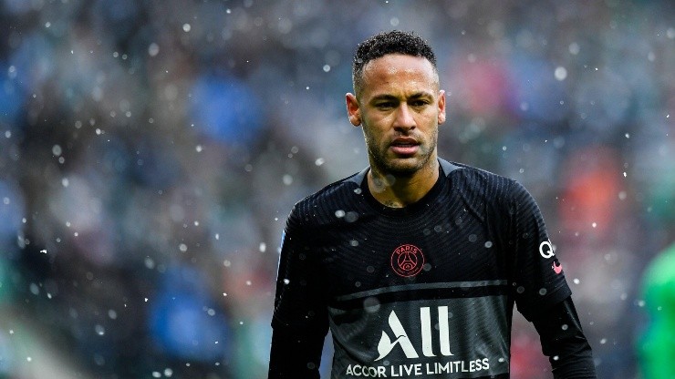 Neymar estará de baja en PSG por un tiempo prolongado.