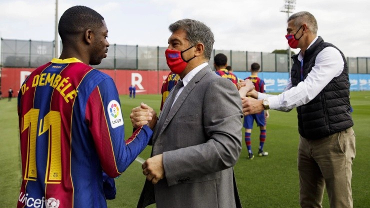 Ousmane Dembelé y Joan Laporta en un entrenamiento del Barcelona.