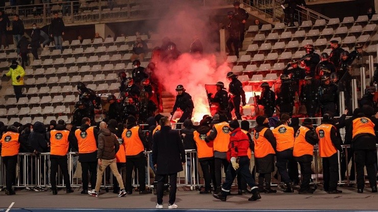 Paris FC vs Lyon se suspendió por una 'batalla de bengalas'.