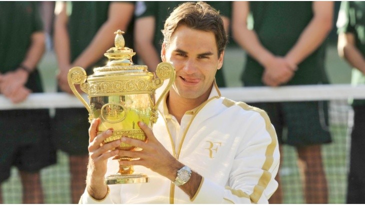Federer y un nuevo trofeo de Wimbledon para su colección.