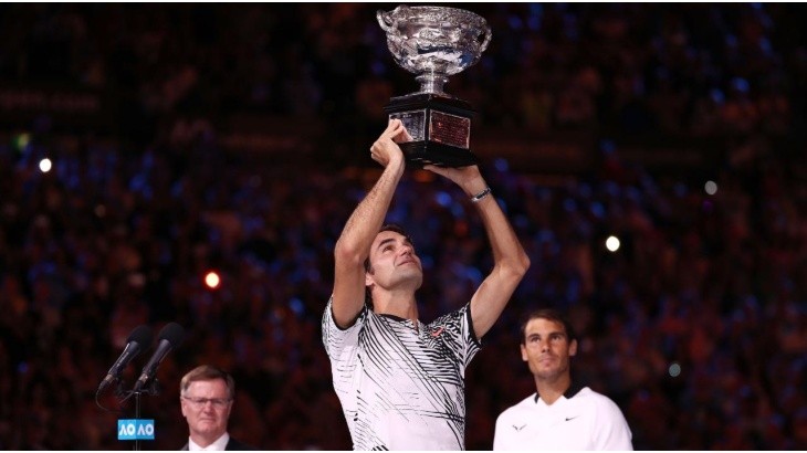 Federer levanta el trofeo del Australian Open ante Nadal.