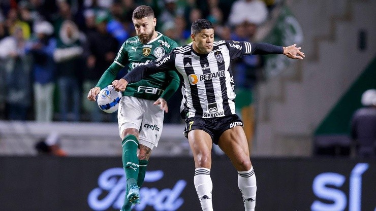 Acción de juego entre Palmeiras y Atlético Mineiro.