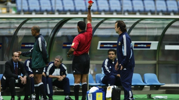 El árbitro Ali Bujsaim le muestra la tarjeta roja a Claudio Caniggia.