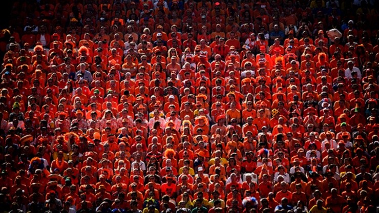 Una marea de gente vestida del mismo color, acompañando la pasión mundialista