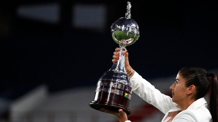 Catalina Usme, goleadora histórica del certamen, llevando el trofeo de la Copa Libertadores Femenina.