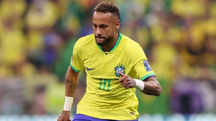 Neymar en juego mundialista con Brasil.
