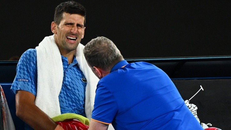 Djokovic recibe asistencia médica durante el duelo ante Grigor Dimitrov