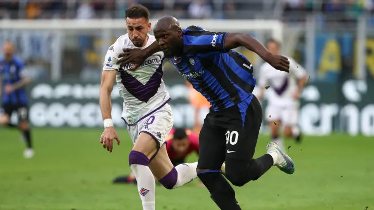 MILAN, ITALY – APRIL 01: Romelu Lukaku of FC Internazionale is challenged by Gaetano Castrovilli of ACF Fiorentina during the Serie A match between FC Internazionale and ACF Fiorentina at Stadio Giuseppe Meazza on April 01, 2023 in Milan, Italy. (Photo by Marco Luzzani/Getty Images)
