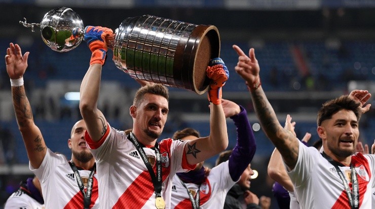 Franco Armani levantando la Copa Libertadores tras vencer a Boca en Madrid. Foto: Getty