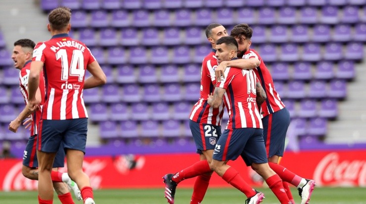 Lo abrazan sus compañeros y todos los hinchas del Atlético Madrid. Foto: Getty