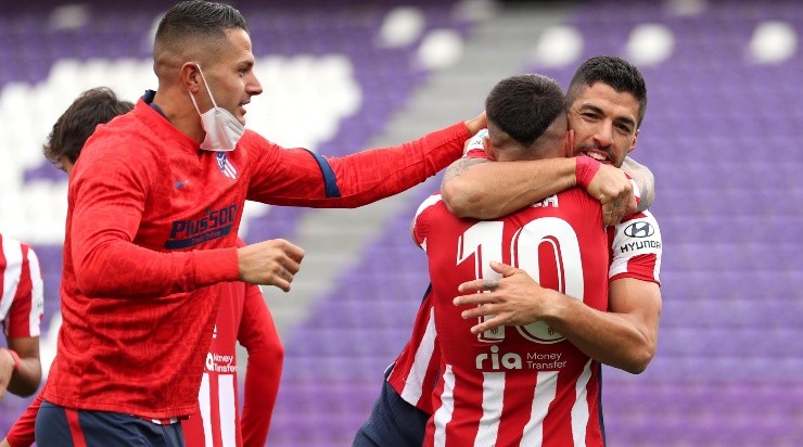 El abrazo entre los héroes: Luis Suárez y Ángel Correa. Foto: Getty.