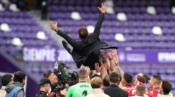 Todos levantan a Diego Simeone. Foto: Getty.