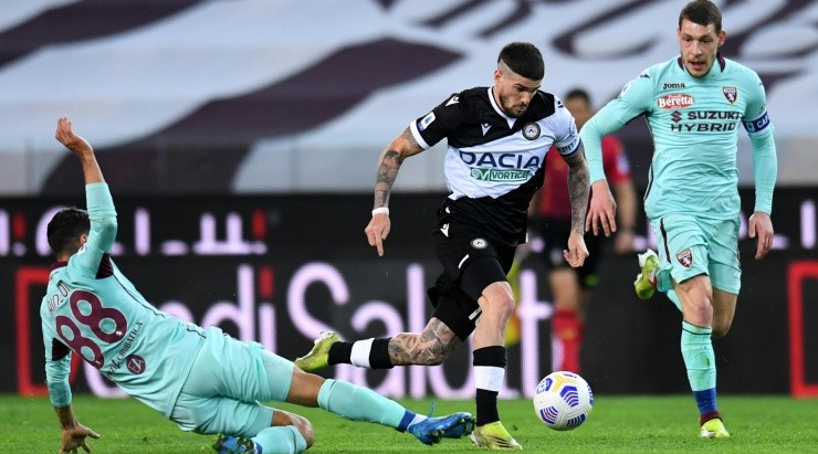 Rodrigo De Paul y sus gambetas vs. los jugadores de Torino. Foto: Getty.