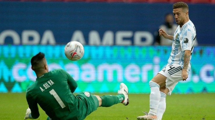 Definición de crack: El Papu esperó la salida de Silva y se la picó con maestría. Foto: Getty