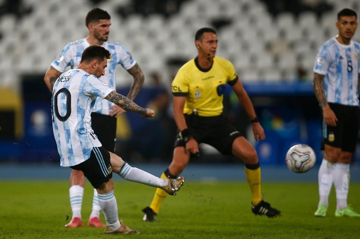 El tiro libre del 10. (Getty Images)