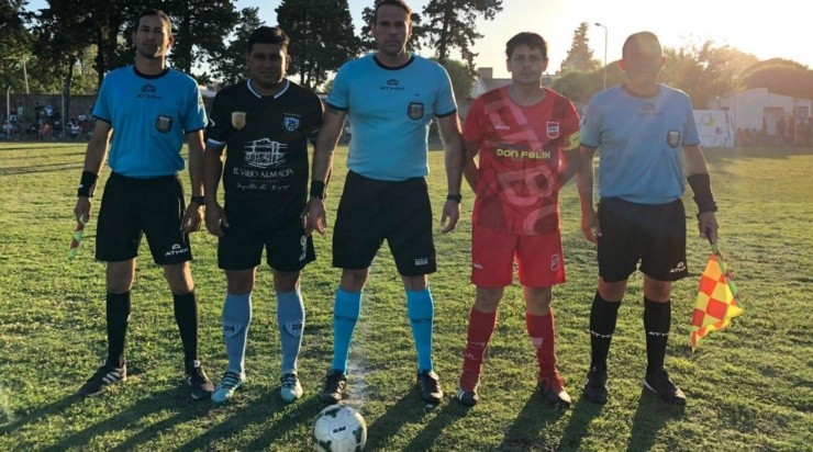 Foto posada, Margulis, sus asistentes y los capitantes antes del partido