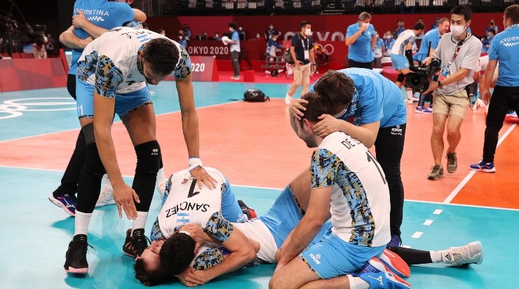 El festejo de “los ´pibes” del vóley argentino, tras vencer a Brasil y quedarse con la medalla de bronce en Tokio 2020 (Getty)