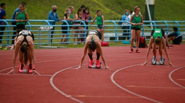 Mariel Velay Fossat, en el medio, en una prueba de velocidad en la pista Justo Román, de Mar del Plata
