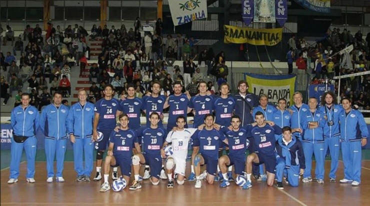 Imhoff (camiseta 15) junto con sus compañeros de Lomas, equipo donde habló por primera vez de su orientación sexual. Tenía 22 años (Gentileza FI)