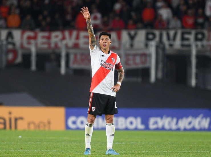 Enzo Pérez, el DT de River dentro de la cancha.