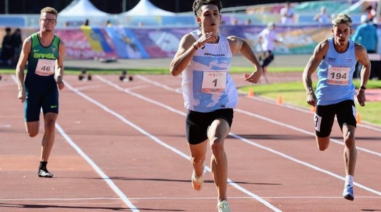 Tomás Mondino corre hacia el podio (Prensa Enard)