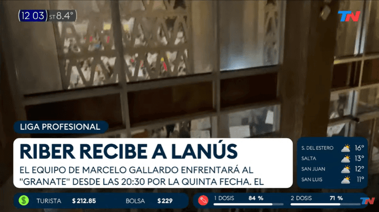 Los hinchas de Boca cargan a los de River por un zócalo de TN.