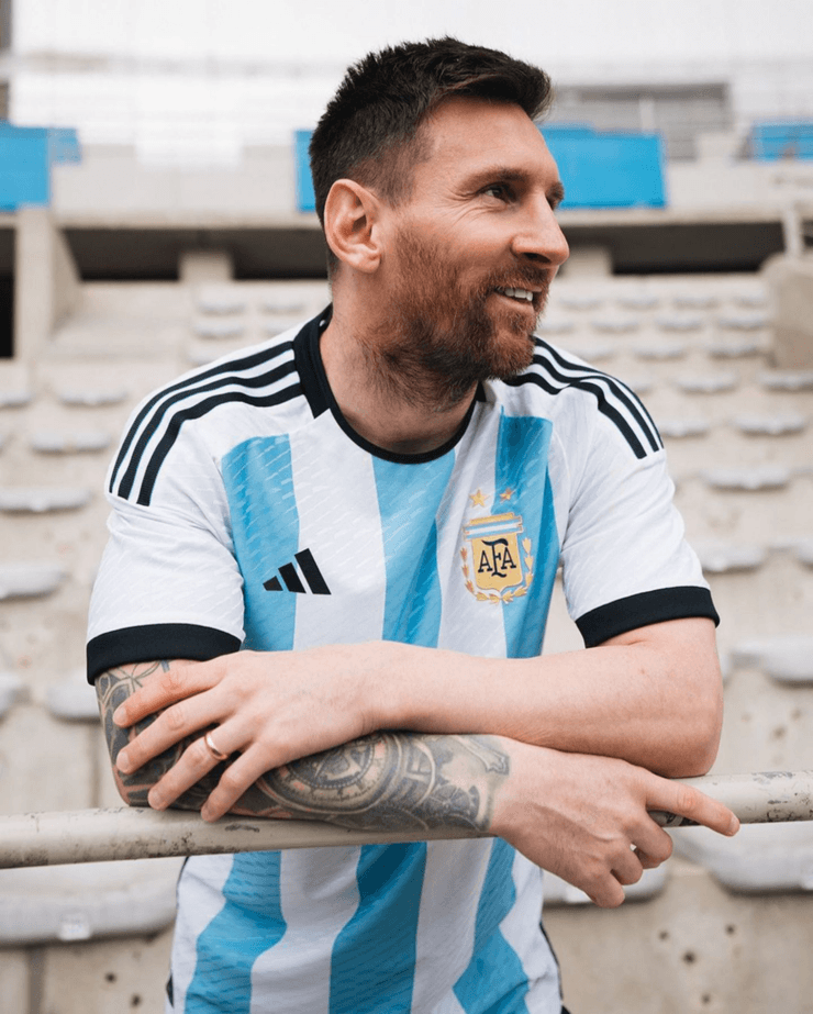 Messi posó con la nueva camiseta de Argentina.