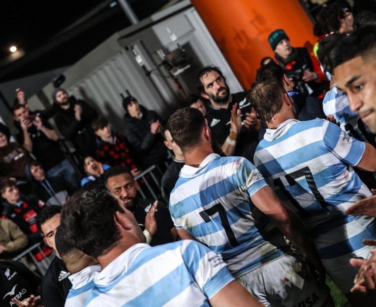 El aplauso de los All Blacks tras la derrota. (foto @LosPumas)