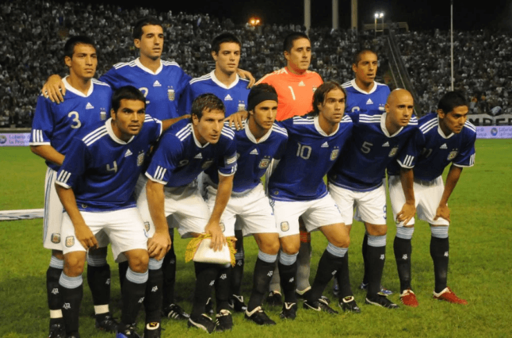 La increíble formación que usó Maradona en el último amistoso con Jamaica.